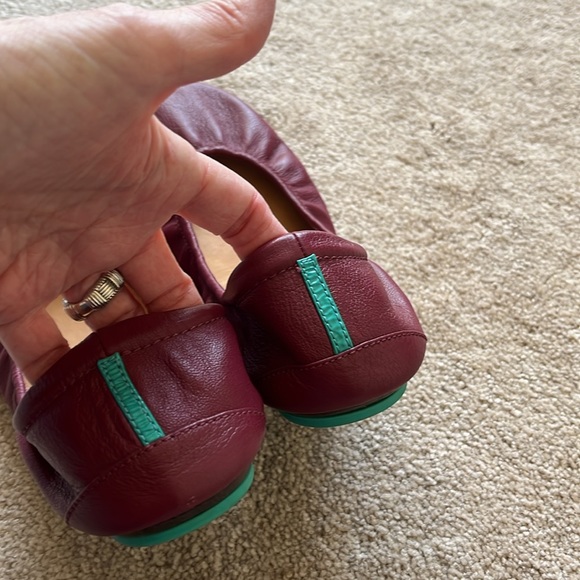 Burgundy Tieks size 9 very good condition - Picture 3 of 4